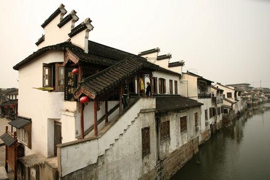 哪些服装搭配粗跟高跟鞋，穿搭起来好看呢？